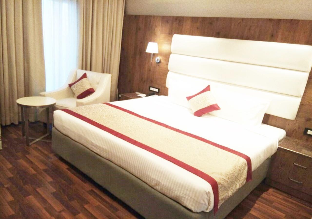 Ss Lumina Hotel Bangalore Luaran gambar