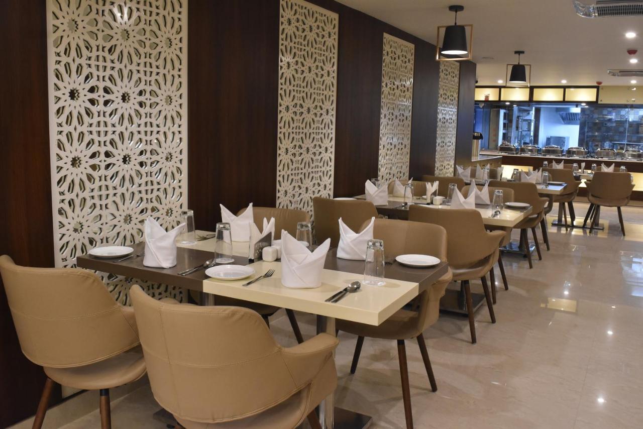 Ss Lumina Hotel Bangalore Luaran gambar